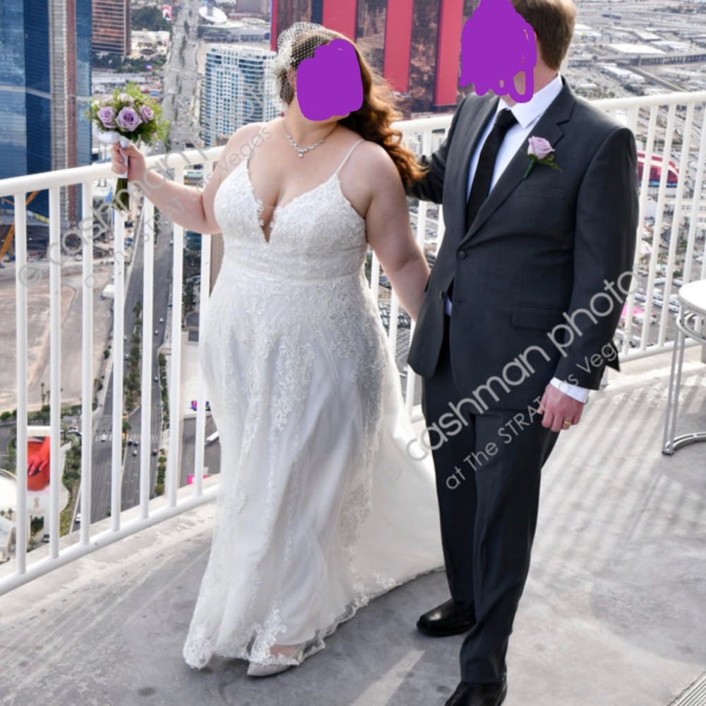 Oleg Cassini Lace Appliqué wedding Dress Plus Size 18